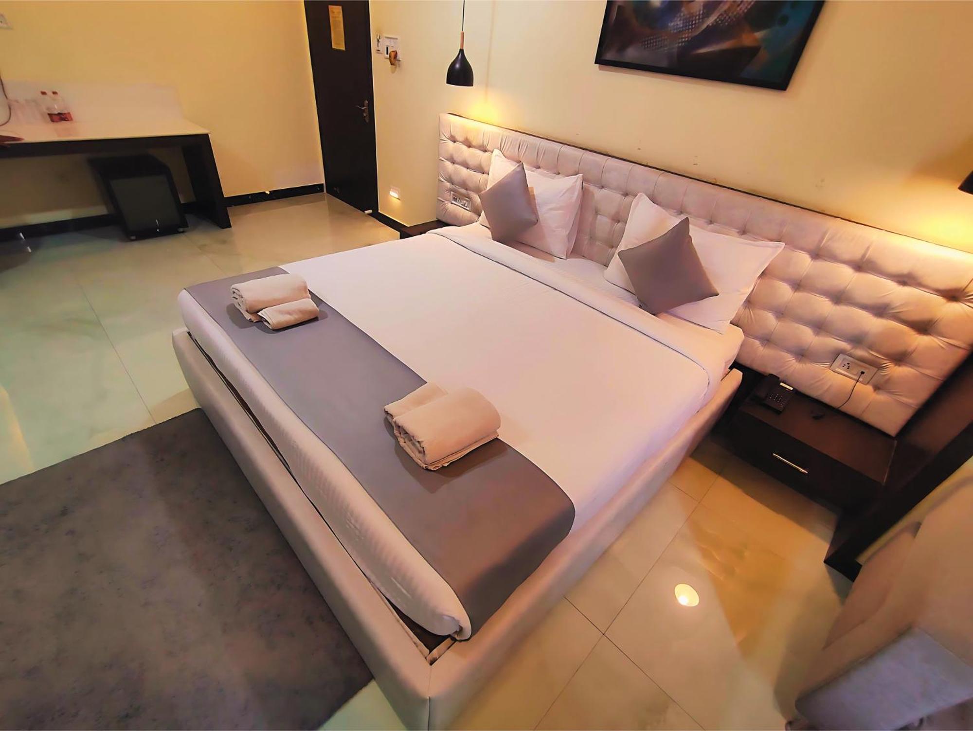 Hotel Papilio Māldah Exteriér fotografie